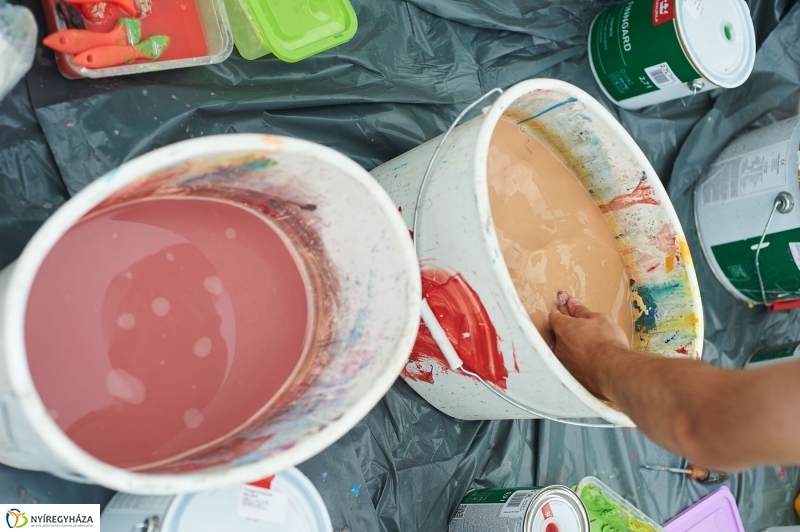 Művészi festés a piacon - fotó Szarka Lajos