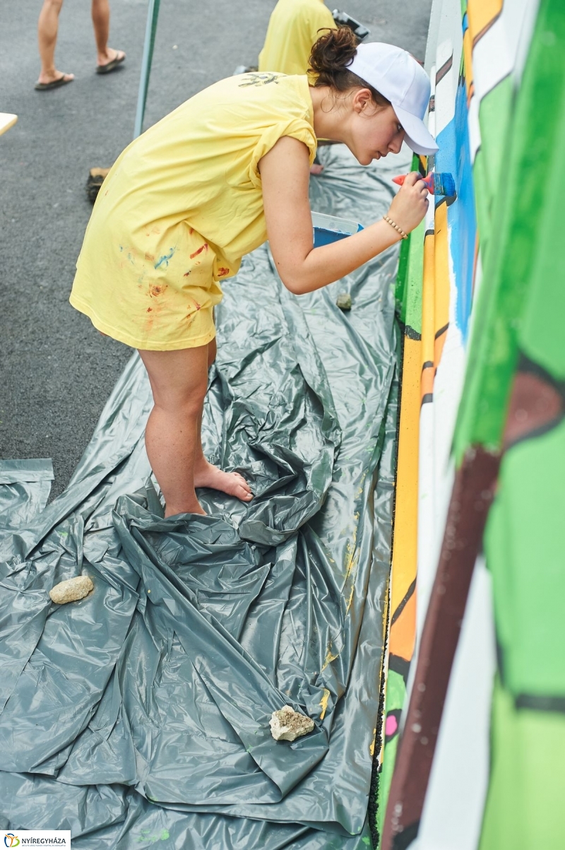 Művészi festés a piacon - fotó Szarka Lajos