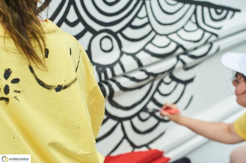 Művészi festés a piacon - fotó Szarka Lajos