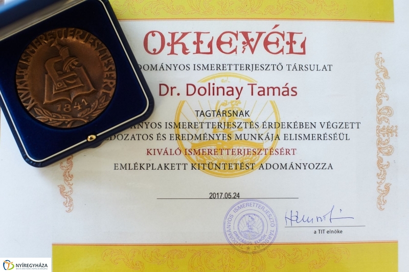 Elismerés Dr. Dolinay Tamásnak - fotó Szarka Lajos
