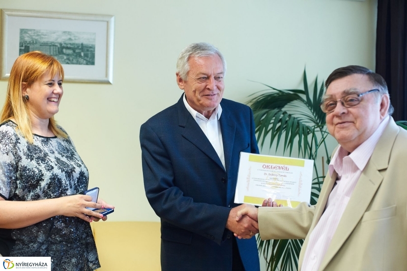 Elismerés Dr. Dolinay Tamásnak - fotó Szarka Lajos