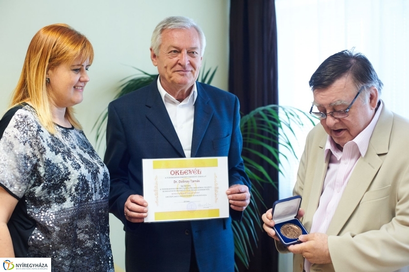 Elismerés Dr. Dolinay Tamásnak - fotó Szarka Lajos