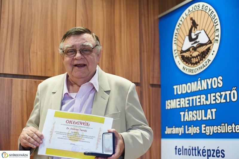 Elismerés Dr. Dolinay Tamásnak - fotó Szarka Lajos