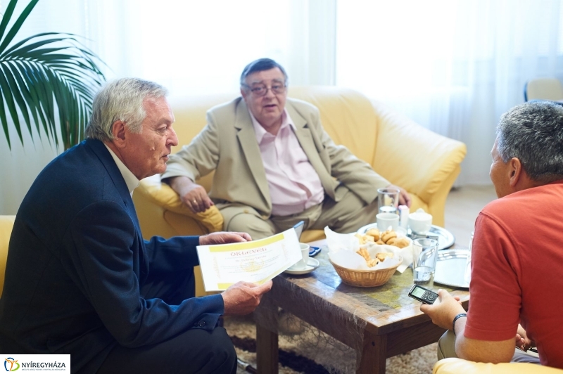 Elismerés Dr. Dolinay Tamásnak - fotó Szarka Lajos