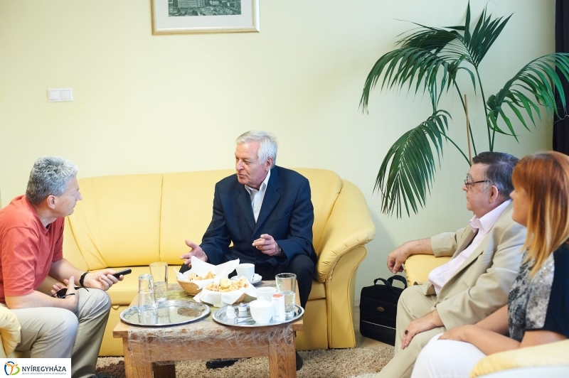 Elismerés Dr. Dolinay Tamásnak - fotó Szarka Lajos