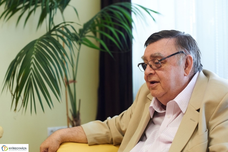 Elismerés Dr. Dolinay Tamásnak - fotó Szarka Lajos