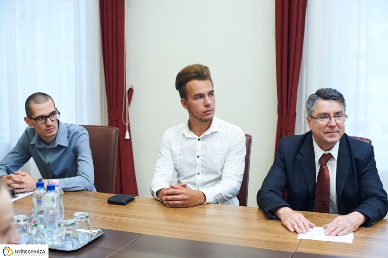 Támogatás rászoruló hallgatóknak - fotó Szarka Lajos