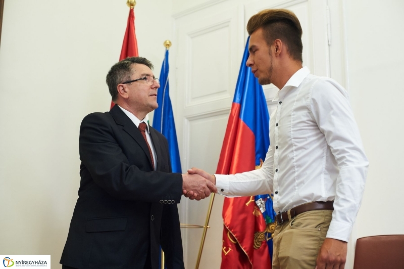 Támogatás rászoruló hallgatóknak - fotó Szarka Lajos