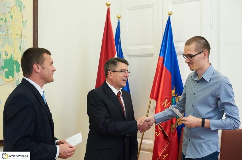 Támogatás rászoruló hallgatóknak - fotó Szarka Lajos