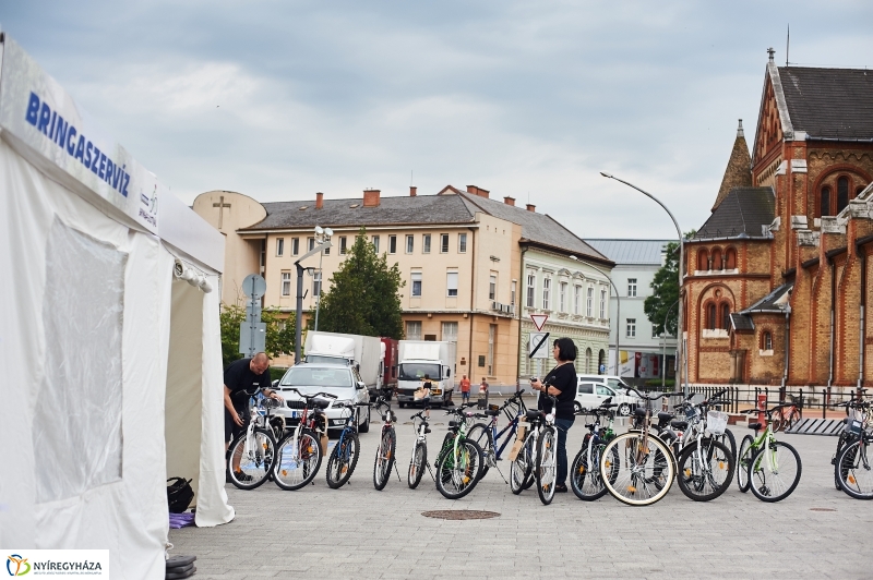Készülődés a bringa fesztiválra - fotó Szarka Lajos