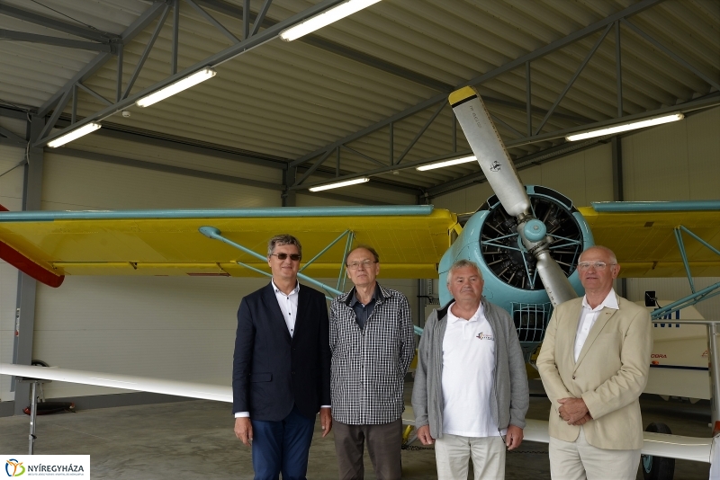 Repülőgép hangár átadás