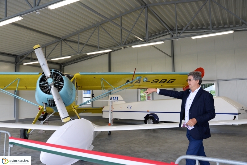 Repülőgép hangár átadás