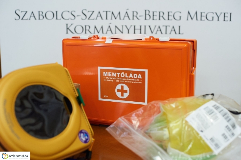 Életmentő eszközök a Kormányablakokban - fotó Szarka Lajos