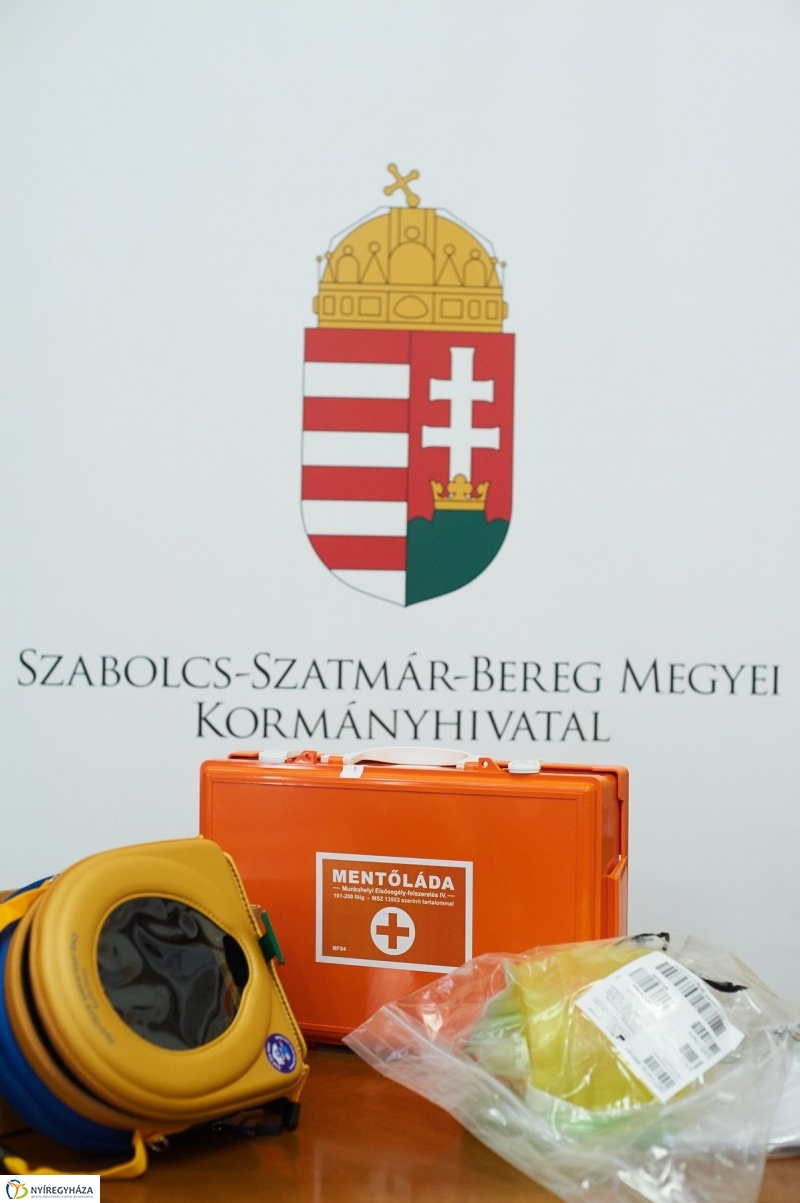 Életmentő eszközök a Kormányablakokban - fotó Szarka Lajos