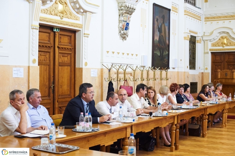 Életmentő eszközök a Kormányablakokban - fotó Szarka Lajos