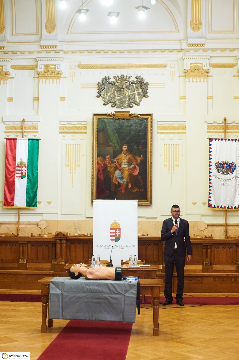 Életmentő eszközök a Kormányablakokban - fotó Szarka Lajos