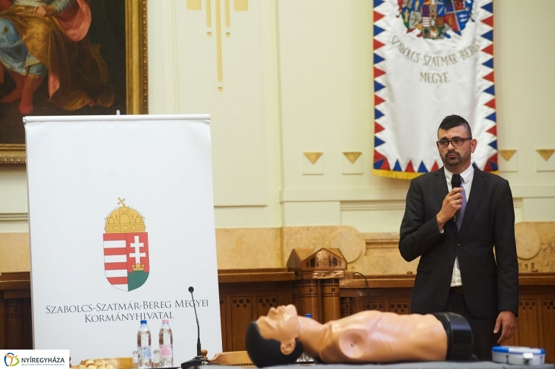 Életmentő eszközök a Kormányablakokban - fotó Szarka Lajos