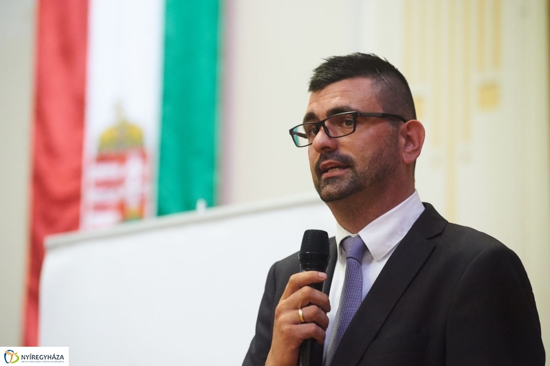 Életmentő eszközök a Kormányablakokban - fotó Szarka Lajos