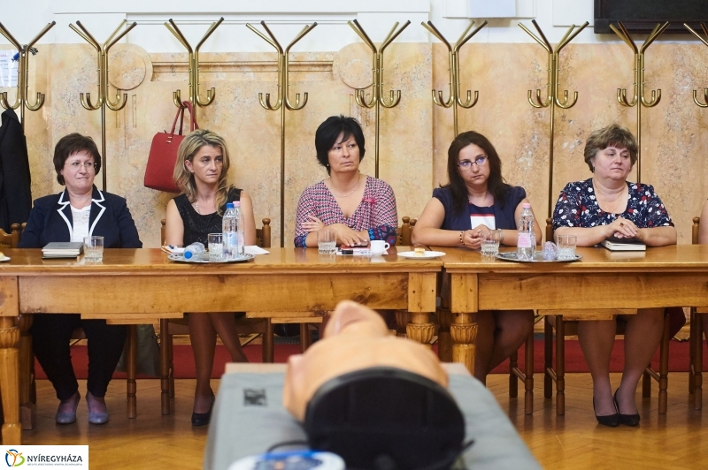 Életmentő eszközök a Kormányablakokban - fotó Szarka Lajos