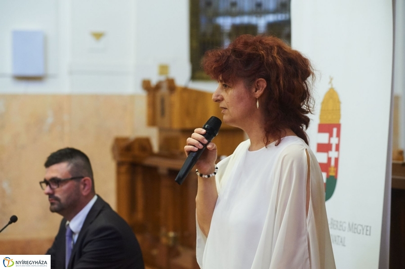 Életmentő eszközök a Kormányablakokban - fotó Szarka Lajos