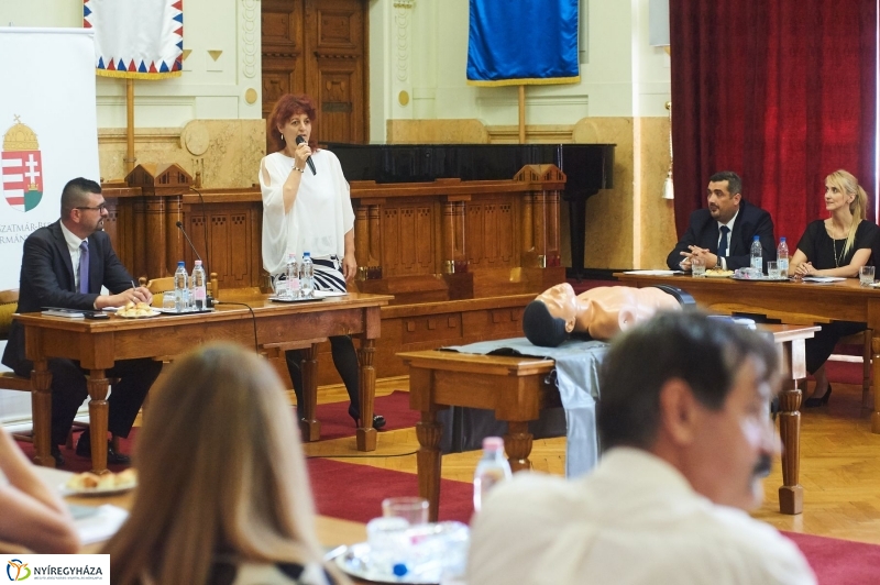 Életmentő eszközök a Kormányablakokban - fotó Szarka Lajos