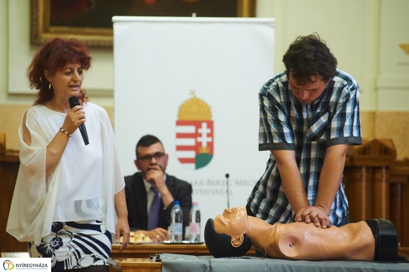 Életmentő eszközök a Kormányablakokban - fotó Szarka Lajos