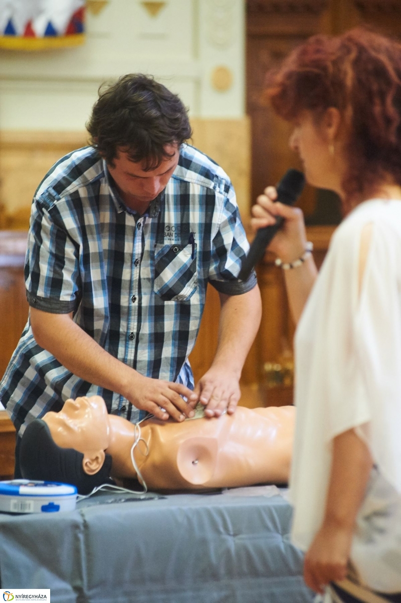 Életmentő eszközök a Kormányablakokban - fotó Szarka Lajos