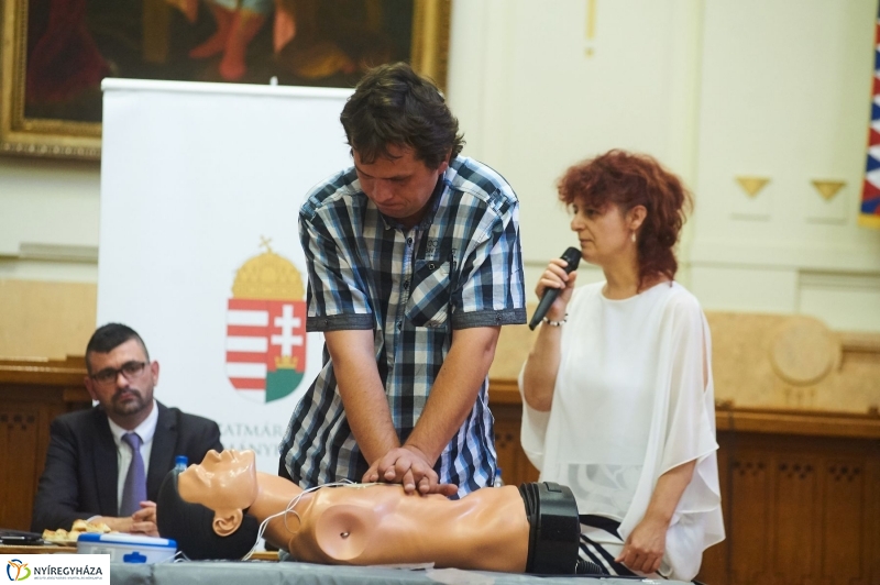 Életmentő eszközök a Kormányablakokban - fotó Szarka Lajos