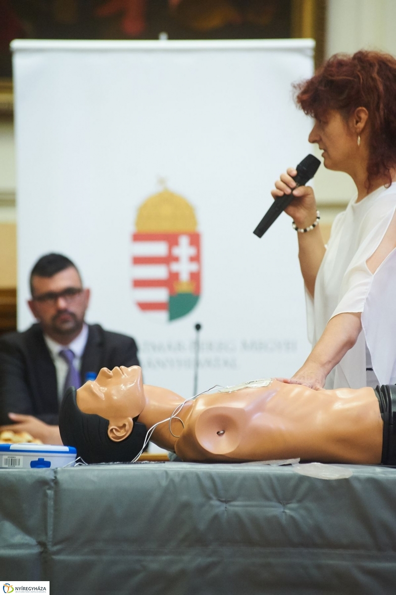 Életmentő eszközök a Kormányablakokban - fotó Szarka Lajos