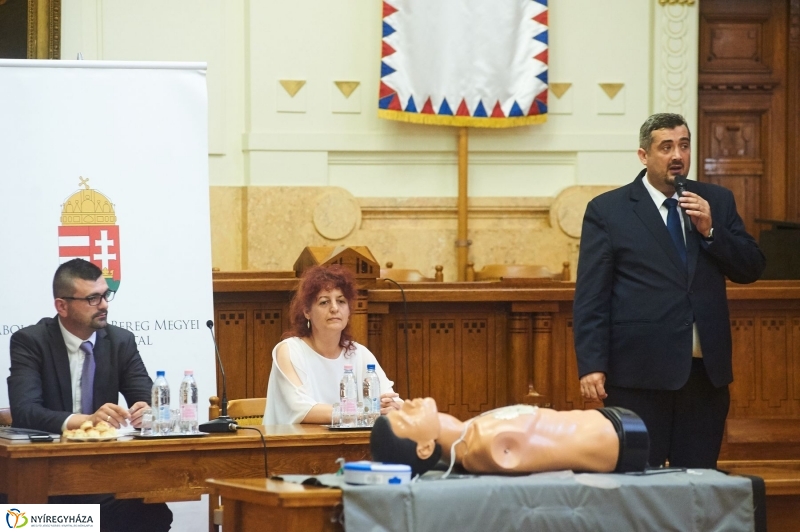 Életmentő eszközök a Kormányablakokban - fotó Szarka Lajos