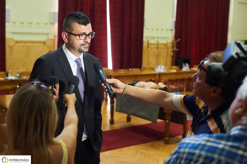 Életmentő eszközök a Kormányablakokban - fotó Szarka Lajos