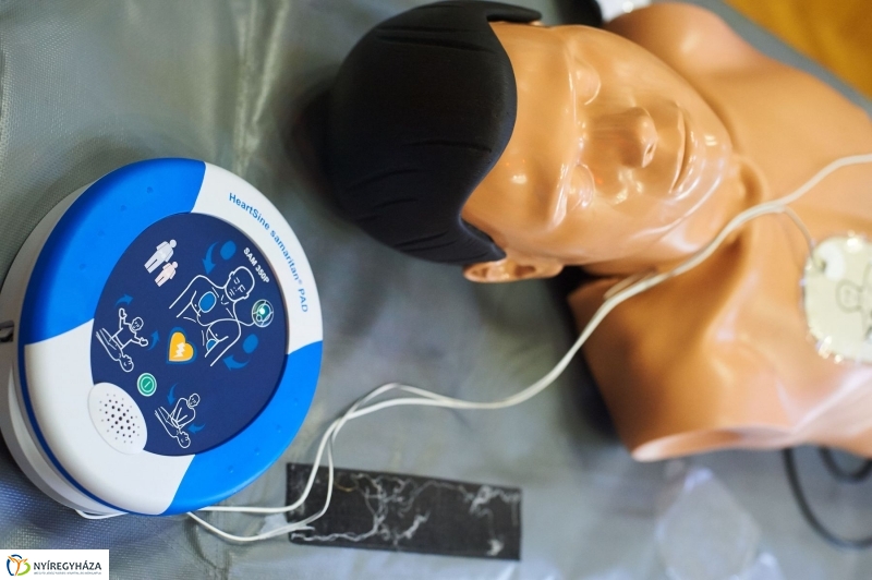 Életmentő eszközök a Kormányablakokban - fotó Szarka Lajos