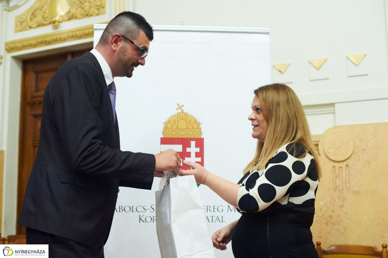 Életmentő eszközök a Kormányablakokban - fotó Szarka Lajos