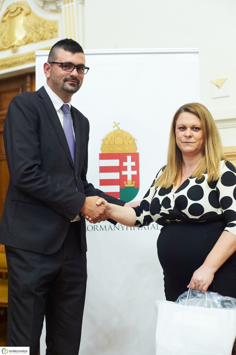 Életmentő eszközök a Kormányablakokban - fotó Szarka Lajos