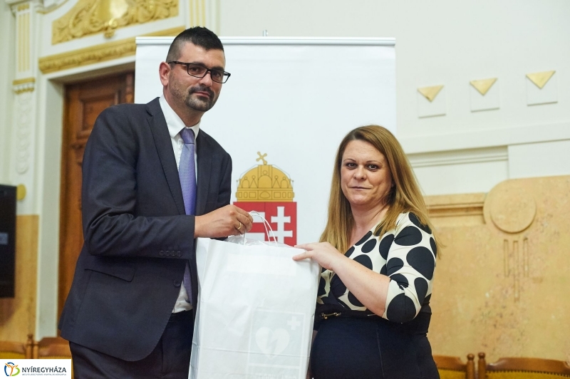 Életmentő eszközök a Kormányablakokban - fotó Szarka Lajos