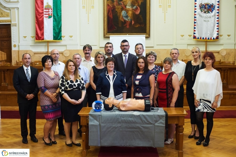 Életmentő eszközök a Kormányablakokban - fotó Szarka Lajos