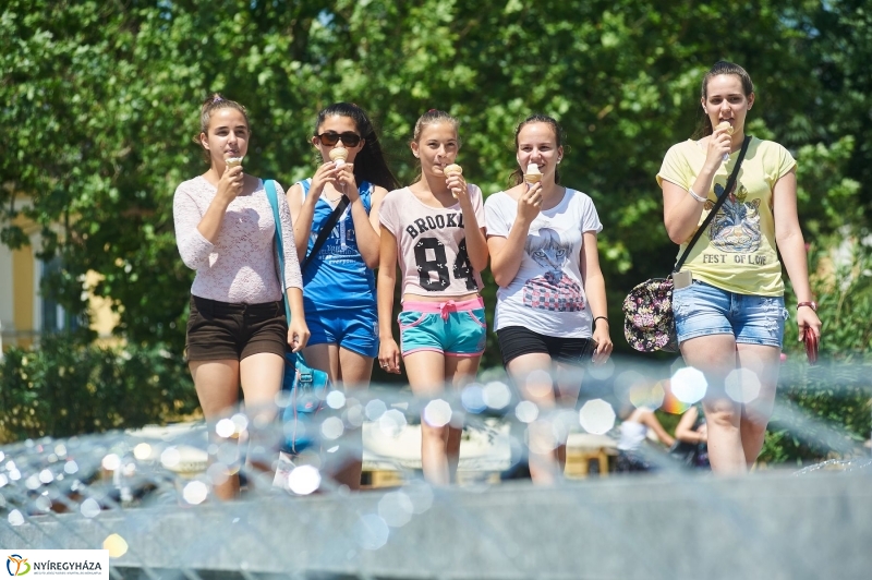 Kánikula, vízosztás - fotó Szarka Lajos