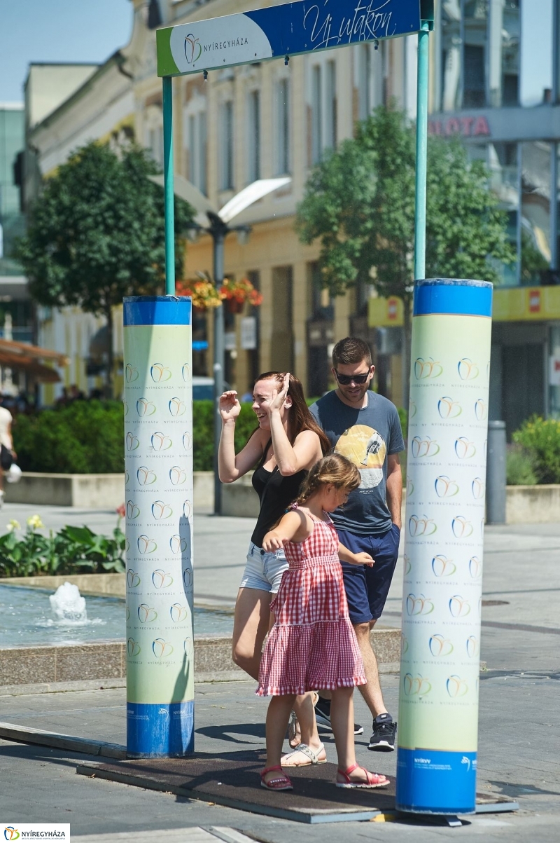 Kánikula, vízosztás - fotó Szarka Lajos