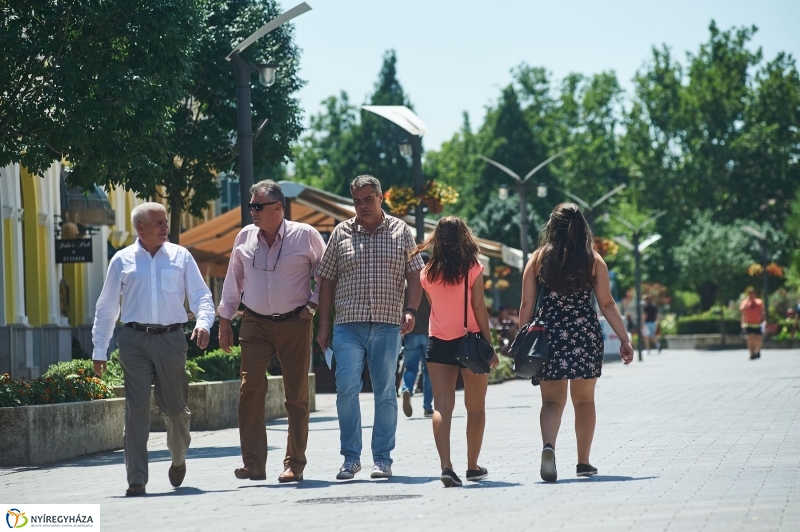 Kánikula, vízosztás - fotó Szarka Lajos