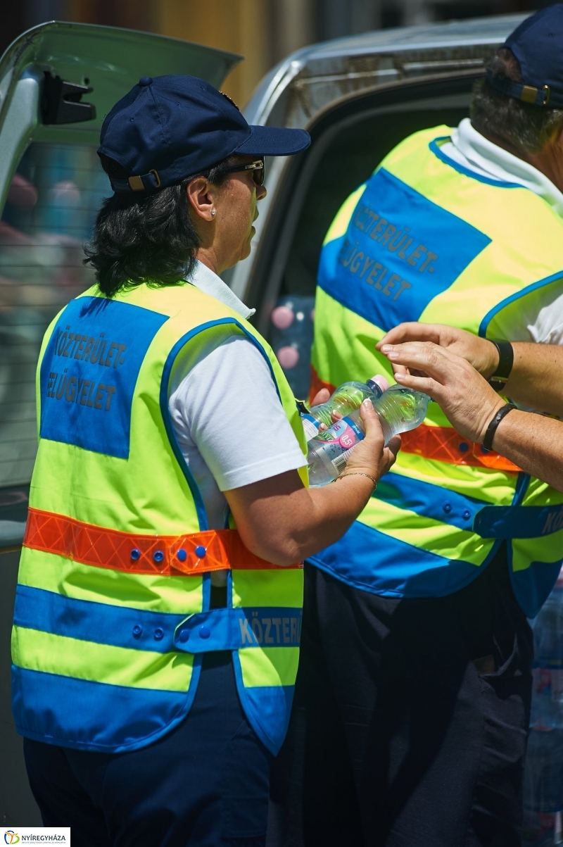 Kánikula, vízosztás - fotó Szarka Lajos