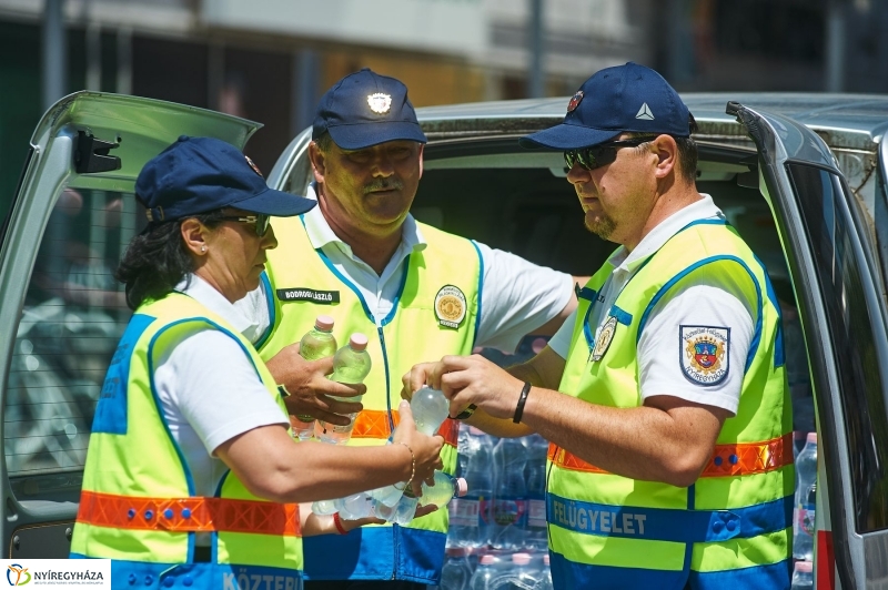Kánikula, vízosztás - fotó Szarka Lajos