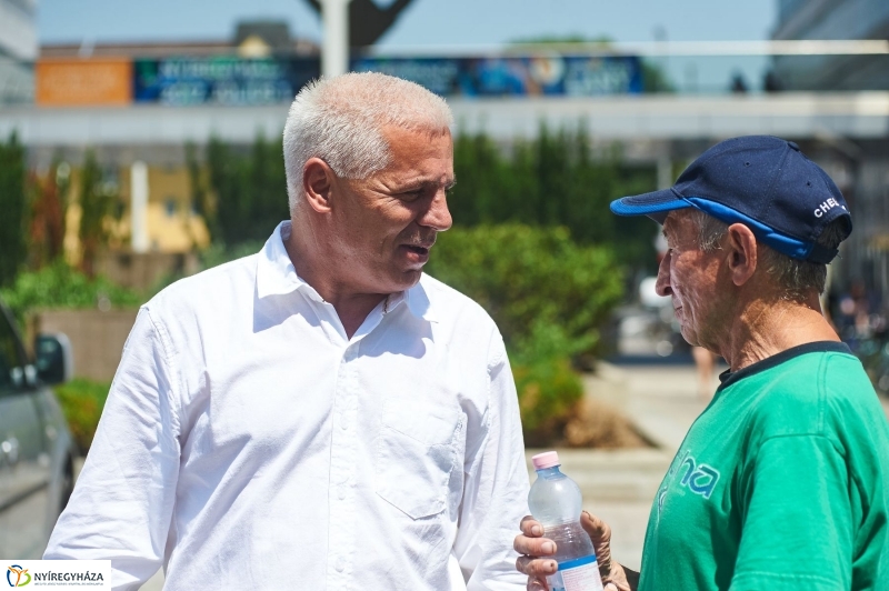 Kánikula, vízosztás - fotó Szarka Lajos