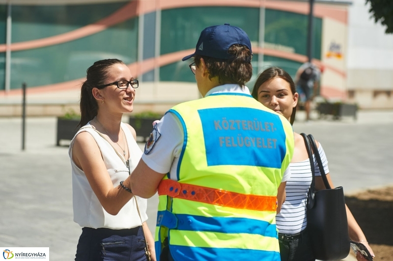 Kánikula, vízosztás - fotó Szarka Lajos