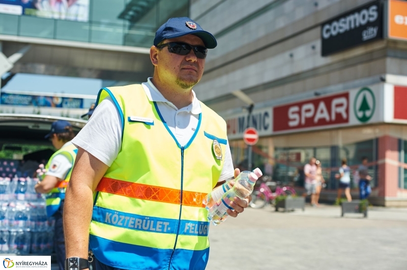 Kánikula, vízosztás - fotó Szarka Lajos