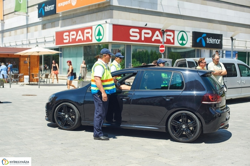 Kánikula, vízosztás - fotó Szarka Lajos