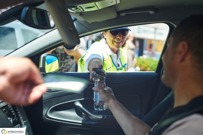 Kánikula, vízosztás - fotó Szarka Lajos