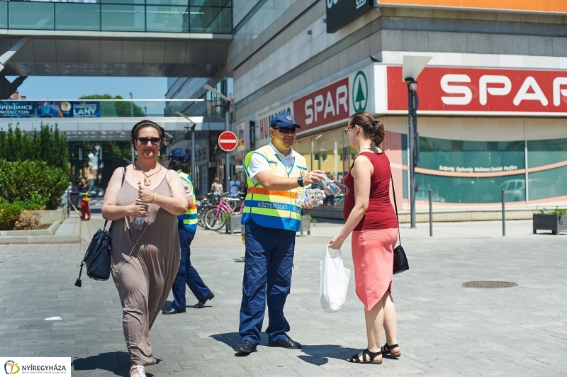 Kánikula, vízosztás - fotó Szarka Lajos