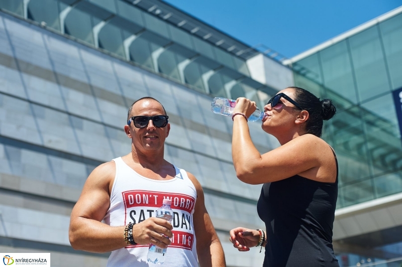 Kánikula, vízosztás - fotó Szarka Lajos