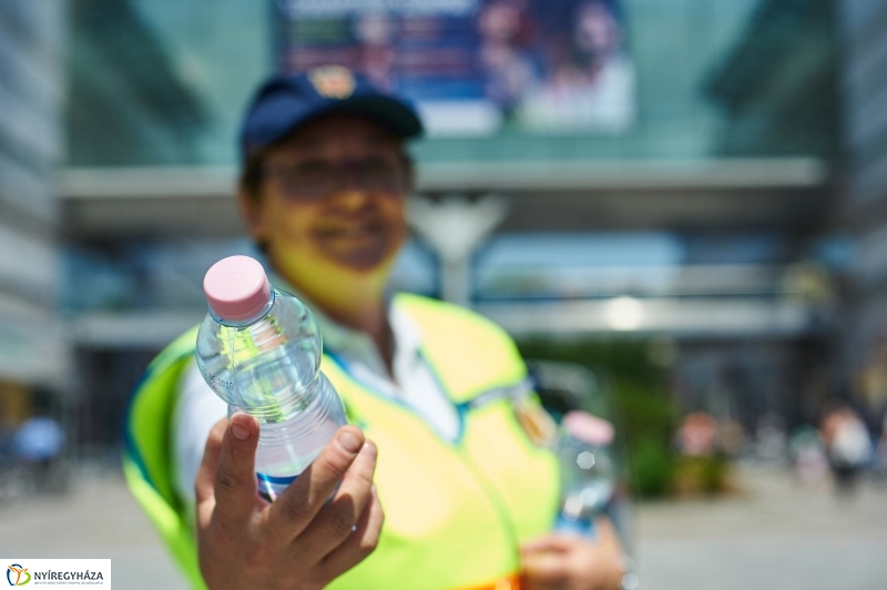 Kánikula, vízosztás - fotó Szarka Lajos