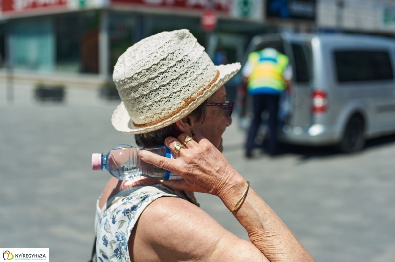 Kánikula, vízosztás - fotó Szarka Lajos